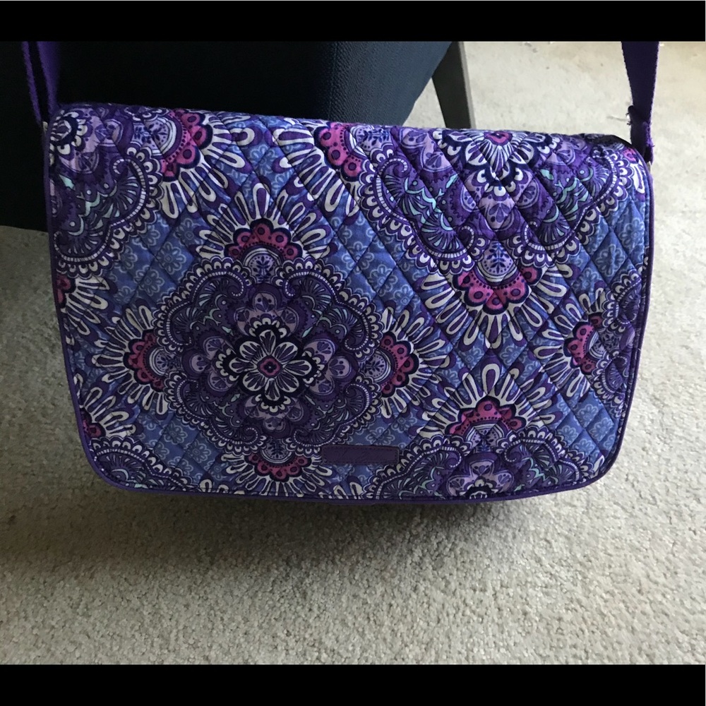 Vera Bradley messenger bag- great condition
